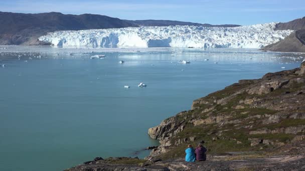 Groenlandia. Viaje en la naturaleza del paisaje ártico con icebergs. Turistas mirando una vista increíble del fiordo de hielo de Groenlandia . — Vídeo de stock