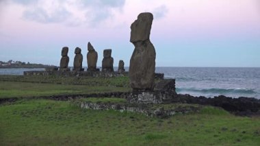 Paskalya Adası. Pasifik Okyanusu kıyısındaki heykeller.