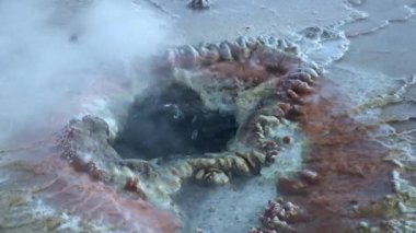 Şili. Doğal termal suyla bahar, 4320 'deki ünlü El Tatio gayzer vadisinde güneş doğarken sıcak buhar üretir.