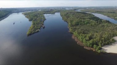 Ukrayna. Kiev. Dinyeper Nehri 'nin havadan görünüşü.