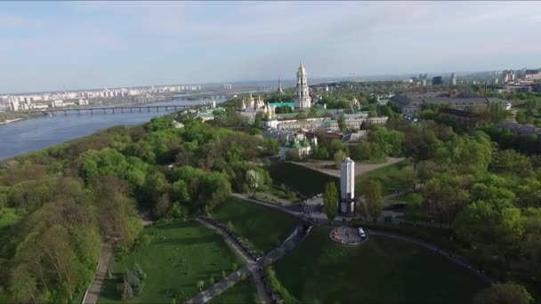 Ukrajnában. Kijevben. Légi kilátás a Dnipro folyóra. — Stock videók