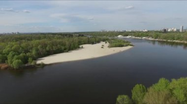 Ukrayna. Kiev. Dinyeper Nehri 'nin havadan görünüşü.