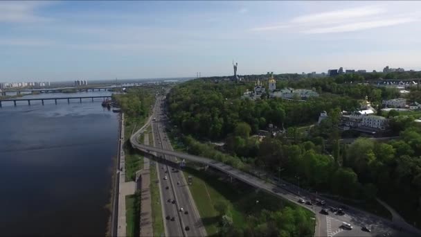 Ukrajina. Kyjev. Letecký pohled na řeku Dnipro. — Stock video