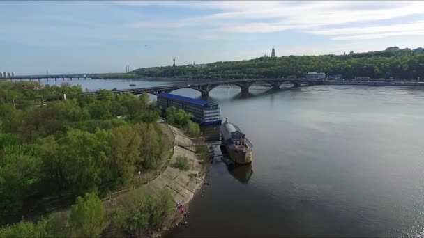 Україна. Киев. Повітряний вид на річку Дніпро.. — стокове відео