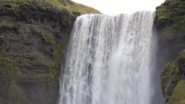 İzlanda. İzlanda 'da Şelale Skogafoss. Ünlü turistik mekan ve çevre yolunda doğal dönüm noktası..