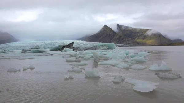 Islandia. Paisaje icelandés único con campo de lava, colinas y cascadas . —  Fotos de Stock