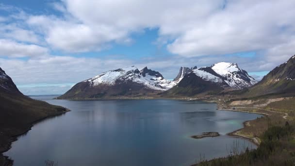 Norwayy.Coastline w pobliżu wyjątkowej promenady turystycznej na wyspie Senja. — Wideo stockowe