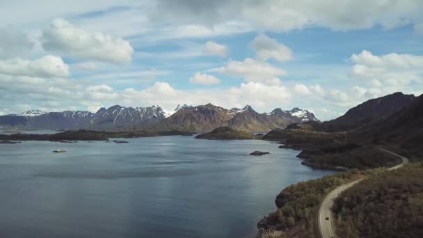 Norwayy.Coastline w pobliżu wyjątkowej promenady turystycznej na wyspie Senja. — Wideo stockowe