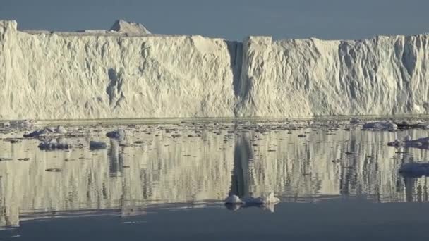Grenlandię. Arktyczne góry lodowe w morzu. Można łatwo zauważyć, że góra lodowa jest nad powierzchnią wody, a poniżej — Wideo stockowe