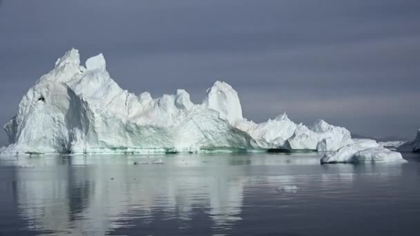 Groenlândia. Arctic Icebergs no mar. Você pode facilmente ver que iceberg é sobre a superfície da água, e abaixo do — Vídeo de Stock