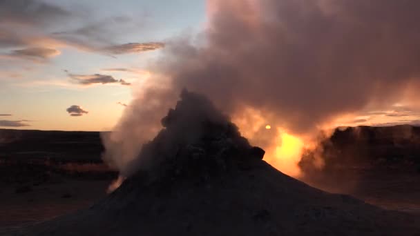 Ісландія. Вулканічна активність, геотермальна область Землі, фумароли вулканічні киплячі грязьові горщики.. — стокове відео