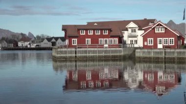 Norveç. Lofoten Adaları. Gölde kamp yapmak..