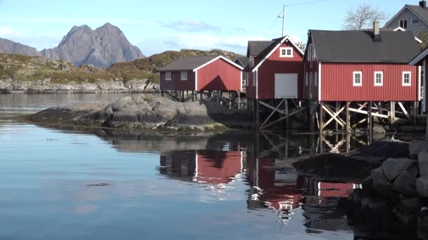 Norsko. Lofotenské ostrovy. Táboření u jezera. — Stock video