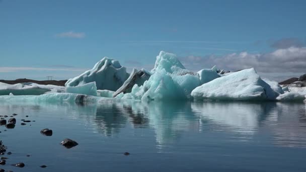 Γροιλανδία. Παγόβουνα. Φύση και τοπία της Γροιλανδίας. Στο Ντίσκο Μπέι. Δυτική Γροιλανδία. Καλοκαίρι Midnight Sun και παγόβουνα. Μεγάλος μπλε πάγος μέσα — Αρχείο Βίντεο