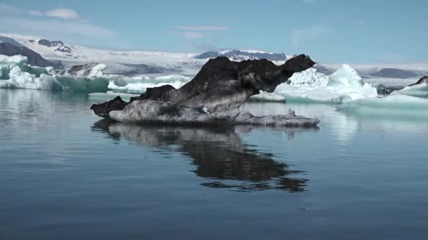 Greenland. Icebergs. Nature and landscapes of Greenland. Disko bay. West Greenland. Summer Midnight Sun and icebergs. Big blue ice in — Stock Video