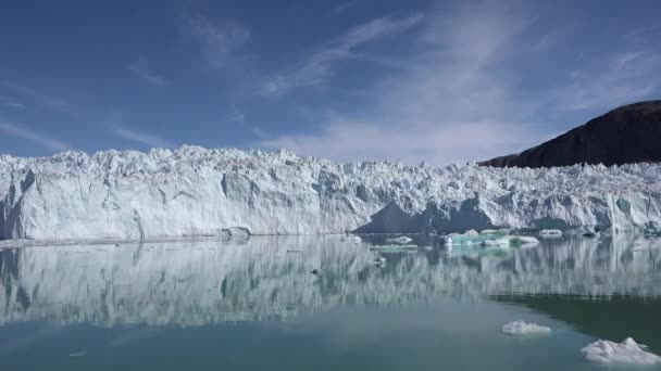 Grönland. Jéghegyek. Grönland természete és tájai. Disko öböl. Nyugat-Grönland. Nyári Éjféli Nap és jéghegyek. Nagy kék jég. — Stock videók