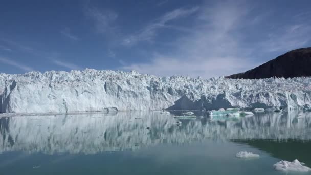 Grönland. Eisberge. Natur und Landschaften Grönlands. Disko-Bucht. Westgrönland. Sommer Mitternachtssonne und Eisberge. Großes blaues Eis — Stockvideo