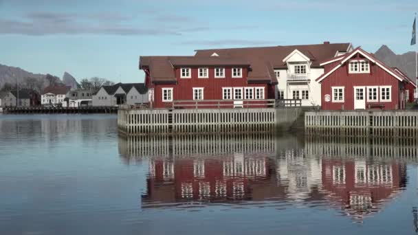 Pulau Faroe. Rumah-rumah kayu merah di tepi banjir — Stok Video