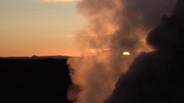 Islandia. Actividad volcánica, Tierra Área geotérmica, fumarolas ollas volcánicas de barro hirviendo . — Vídeo de stock