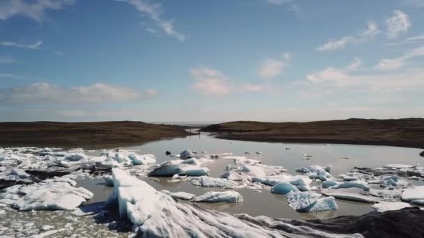 Grenlandię. Góry lodowe i lodowe z lodowca - niesamowity arktyczny krajobraz przyrody. — Wideo stockowe