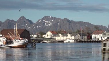 Norveç. Lofotenler. Fiyortun manzaralı kıyısı.