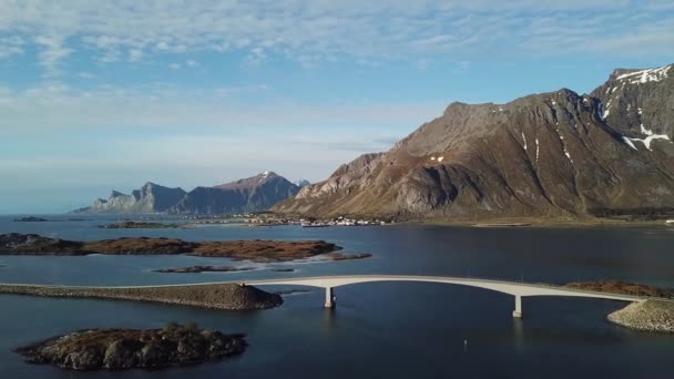 挪威。Lofotens 。在晴朗的阳光下，挪威北部连接岛屿的桥梁上的4k段空中风景 — 图库视频影像