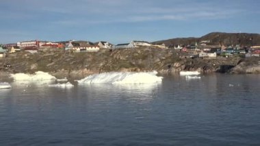 Grönland. Gün batımı ışınlarıyla aydınlatılan buzdağları ve buzullar.