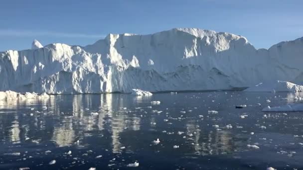 Groenlandia. Icebergs y glaciares iluminados por rayos del atardecer. — Vídeo de stock