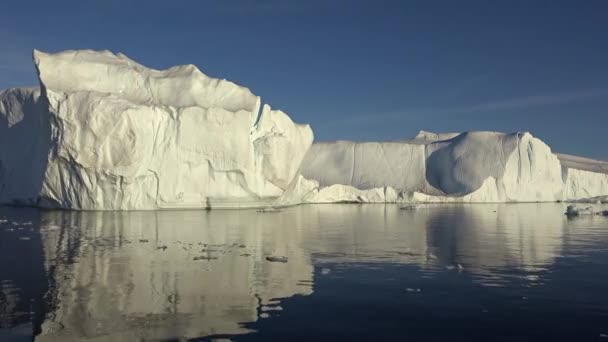 Grönlanti. Auringonlaskun säteiden valaisemat jäävuoret ja jäätiköt. — kuvapankkivideo