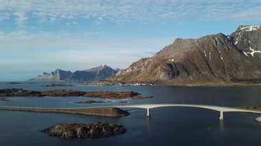 Lofoten Adaları. Norveç. Hava görüntüsü. Lofoten takımadalarında Norveç manzarası. Yol ve köprü deniz üzerindeki adaları birbirine bağlıyor..