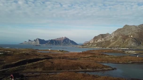 Lofoten-szigetek. Norvégiában. Légi felvétel. Norvég festői táj a Lofoten szigetvilágban. A szigeteket a tenger felett összekötő út és híd. — Stock videók
