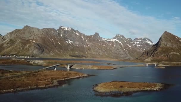 Lofotenøerne. Norge. Luftudsyn. Norsk naturskønt landskab på Lofoten øhav. Vejen og broen forbinder øerne over havet. – Stock-video