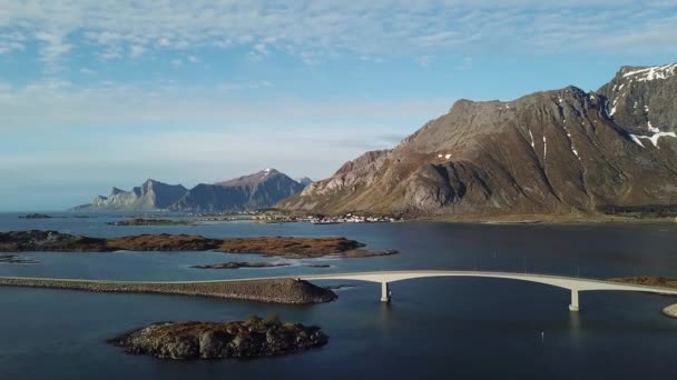 Wyspy Lofoten. Norwegia. Widok z lotu ptaka. Norweski malowniczy krajobraz na archipelagu Lofoten. Drogi i mosty łączące wyspy przez morze. — Wideo stockowe