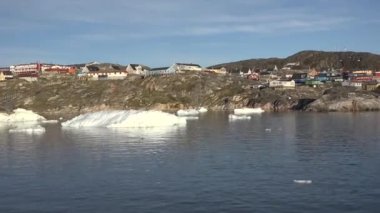 Grönland. Küresel ısınma - Ilulissat 'ın dev buzdağlarıyla Grönland Buzdağı manzarası. Eriyen buzulların buzdağları. Kuzey Kutbu doğası