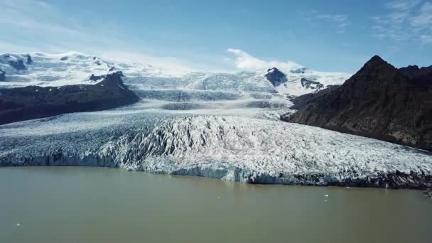 Grenlandię. Globalne ocieplenie - Grenlandzki krajobraz górski Ilulissat z fiordem lodowym z gigantycznymi górami lodowymi. Góry lodowe z topniejącego lodowca. Natura arktyczna mocno — Wideo stockowe