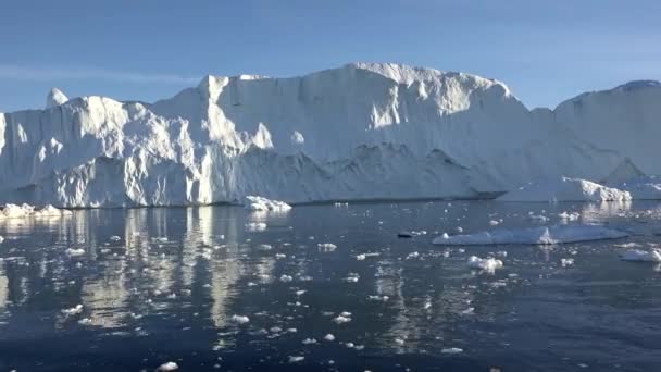 グリーンランドだ。地球温暖化-グリーンランド巨大な氷山とイルリサットのアイスフィヨルドの氷山の風景。氷河の融解による氷山。北極性が強い — ストック動画