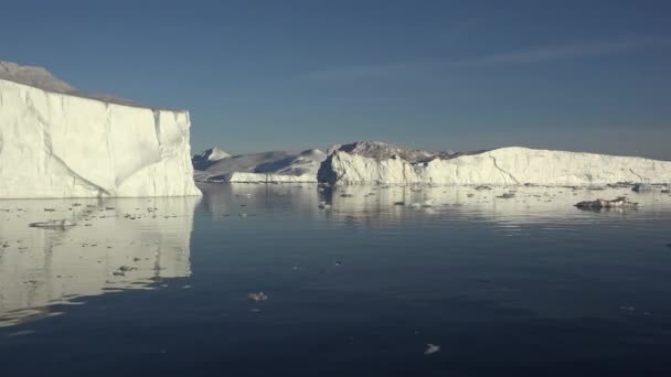 Groenlandia. Calentamiento global - Groenlandia Paisaje iceberg de Ilulissat icefjord con icebergs gigantes. Icebergs from melting glacier. Naturaleza ártica pesadamente — Vídeo de stock