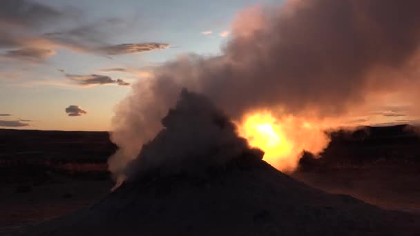 Island. Jord, vulkanisk aktivitet, Geotermiskt område, fumaroler vulkaniska kokande lerkrukor. — Stockvideo
