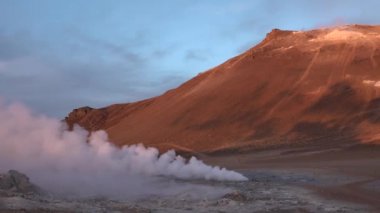 İzlanda. Dünya, volkanik aktivite, jeotermal alan, fümeroller volkanik çamur kapları..