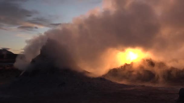 Islândia. Terra, atividade vulcânica, área geotérmica, fumarolas panelas de lama de ebulição vulcânica . — Vídeo de Stock