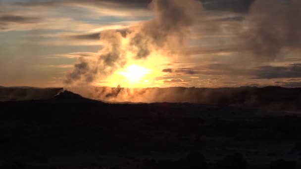 Islande. Terre, activité volcanique, zone géothermique, fumerolles vase bouillante volcanique. — Video