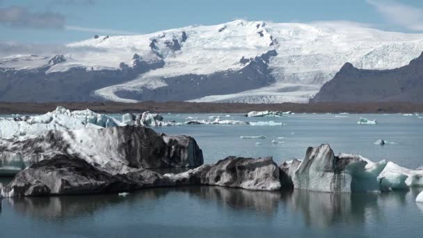 Norvégiában. Spitsbergák. A Svalbard-szigetcsoport gleccsere és jéghegyei. — Stock videók