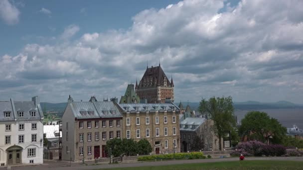 Kanada mı? Quebec Şehri, ünlü Chateau Frontenac kalesinin manzarası. Şehir merkezinin panoraması. — Stok video