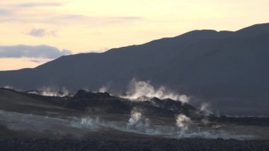Şili. El Tatio Gayzer Alanında Gayzer Patlaması, Atacama Çölü.