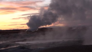 Şili. El Tatio Gayzer Alanında Gayzer Patlaması, Atacama Çölü.