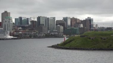 Kanada mı? Halifax. Nova Scotia eyaletinin başkenti. Şehir merkezindeki gökdelenler. Zafer Şehri.