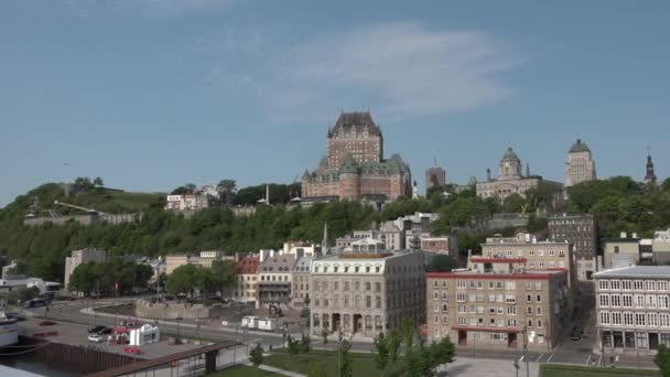 Kanada. Quebec City, pohled na slavný zámek Frontenac. Panorama v centru města. — Stock video