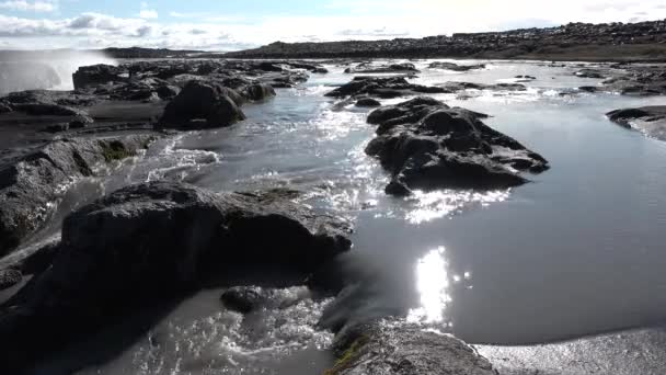 IJsland. Dettifoss, de machtigste waterval van Europa. Close-up van de waterval. — Stockvideo