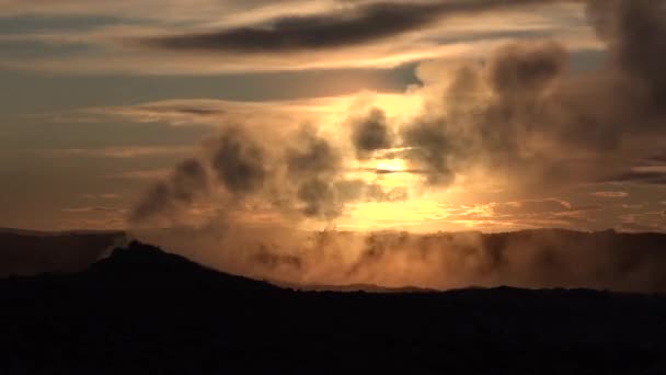 Ісландія. Пейзажна природа Відео вулканічної геотермальної вулканічної активності поля показують вулканічні активні фумароли.. — стокове відео
