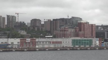 Kanada mı? Halifax. Nova Scotia eyaletinin başkenti. Şehir merkezindeki gökdelenler. Zafer Şehri.